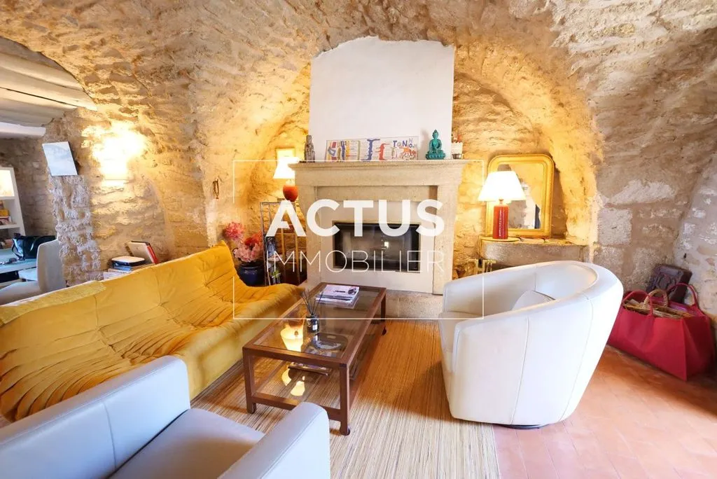 Historic House with Courtyard in Cornillon-Confoux