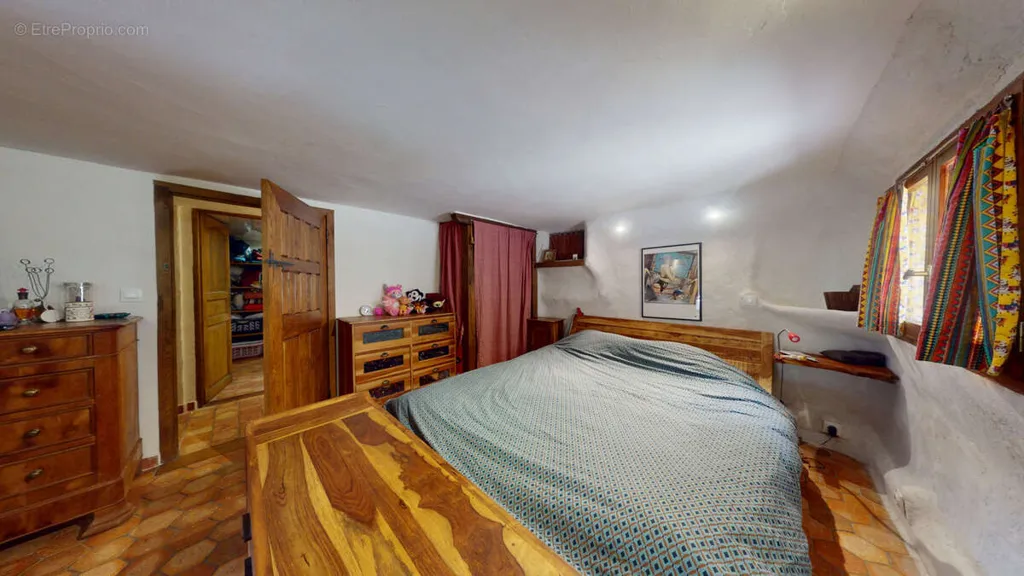 7-toaline maja asukohas Houilles