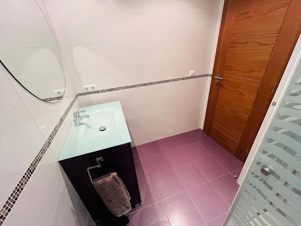 Bathrooms - Student-Friendly Flat with Balcony in Moncada