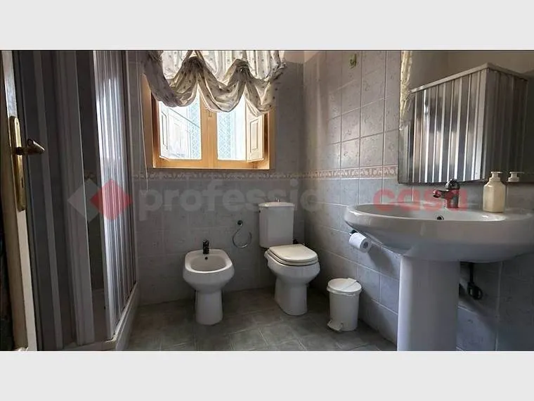 Salles de bain - Five-bedroom Apartment in Syracuse