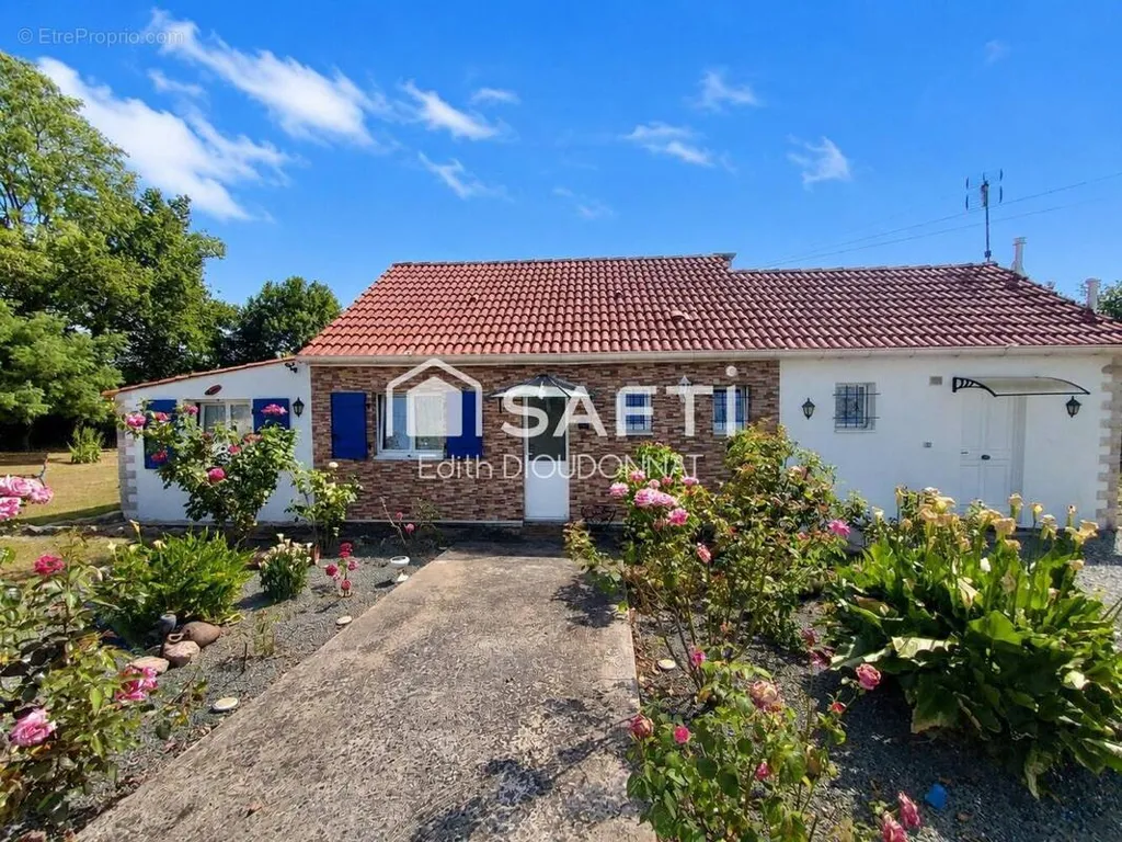 Exterior - House with Heated Veranda in Saint-Vincent-sur-Graon