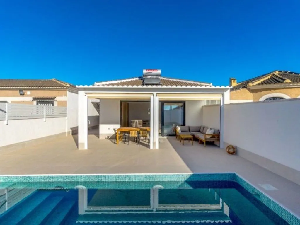 Piscina - Luxury Villa with Pool in El Chaparral, Torrevieja