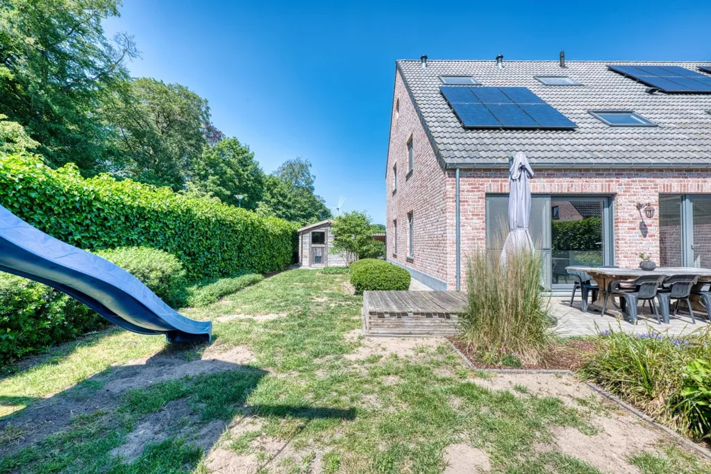 Aed - Semi-Open House with Garden near Centre