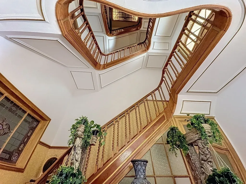 Toad - Art Deco Masterpiece with Garden in Prestigious Avenue