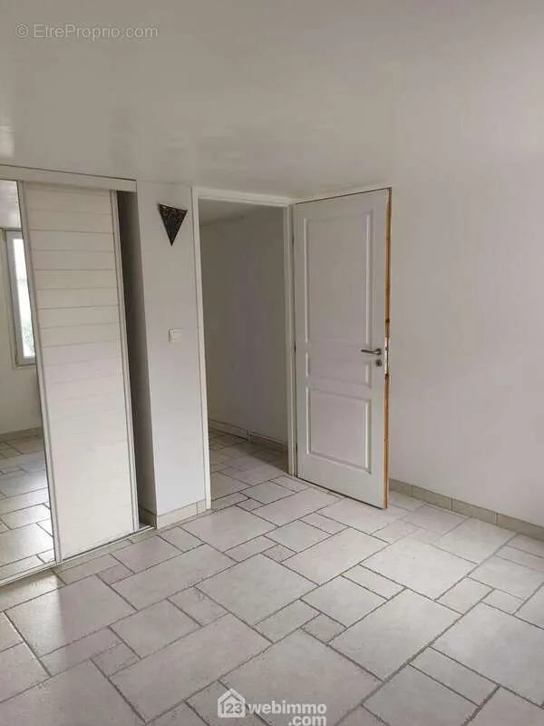 Toad - Duplex with Rare Volumes in Sète Centre