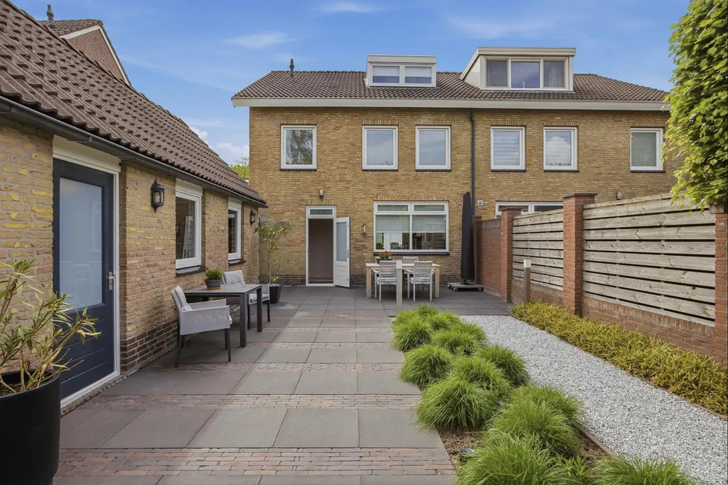 Jardin - Two-Storey House with Garden in Made