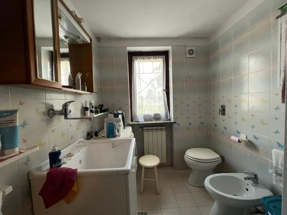 Bathrooms - Independent Villa with Garden in Mortara