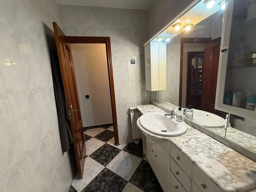 Salles de bain - Apartment with Terrace in Canillejas, Madrid