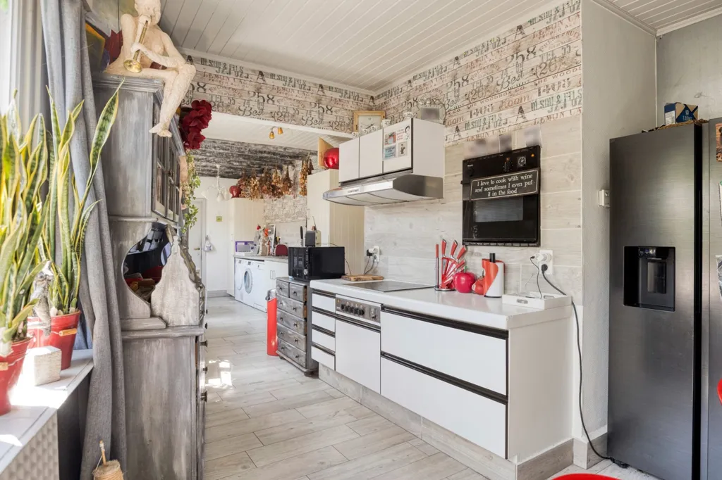 Cuisine - Mixed-Use Property with Private Drive in Bruges