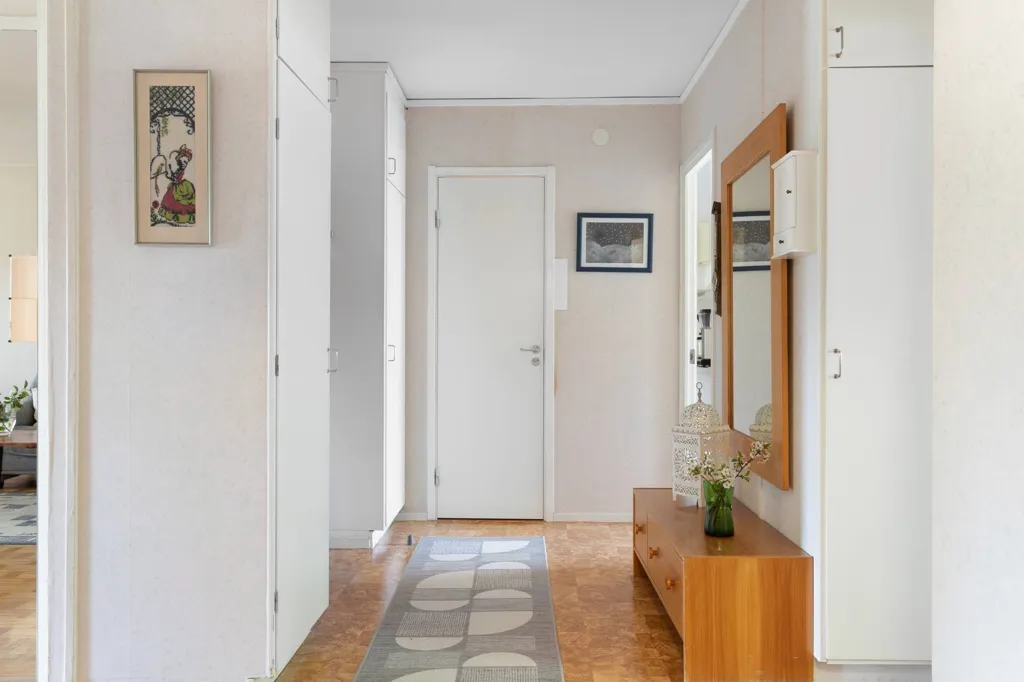 Entrée - 3-Room Flat with Balcony in Stockholm