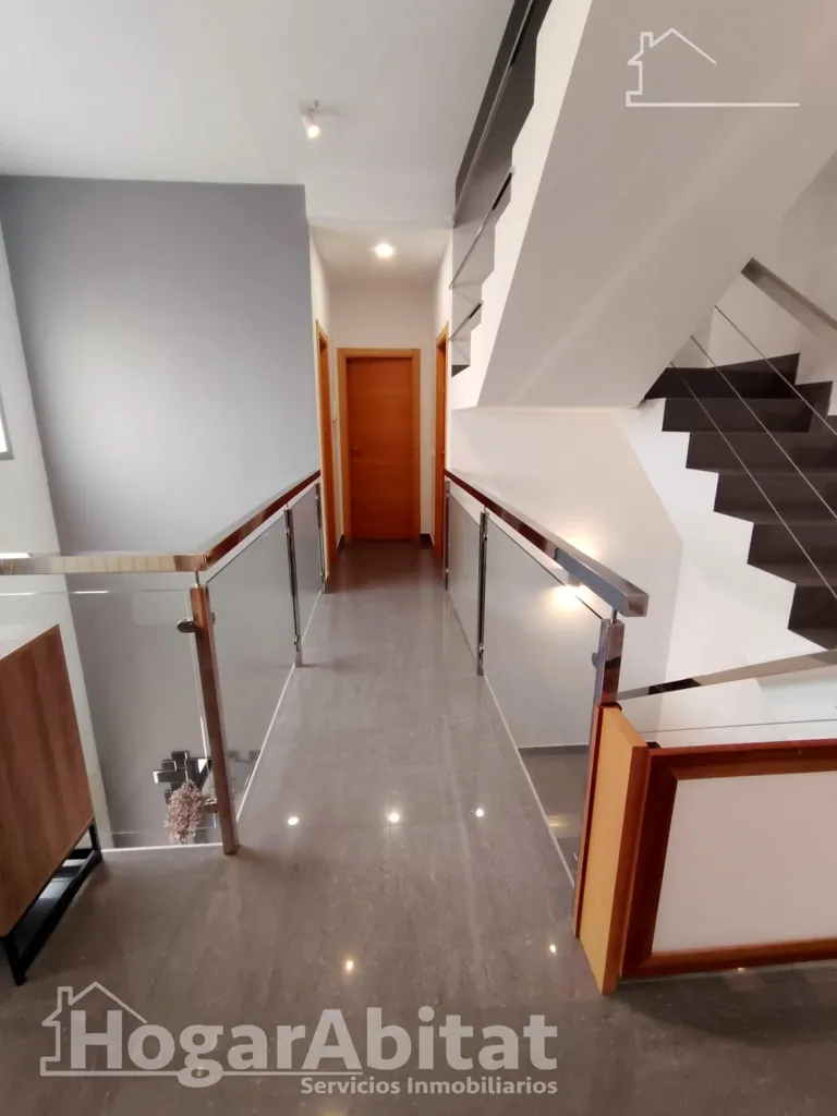 Toad - Spacious Corner House with Terraces in Alginet