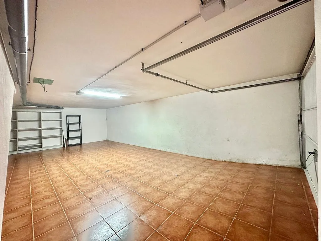Garage - Patio-Backed Chalet in Mejorada del Campo