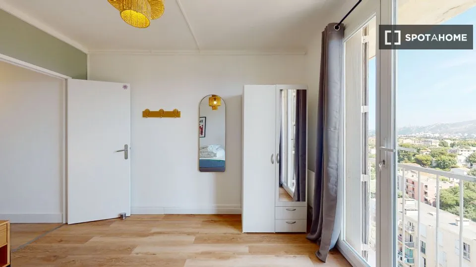 Chambres - Appartement à Louer à Marseille