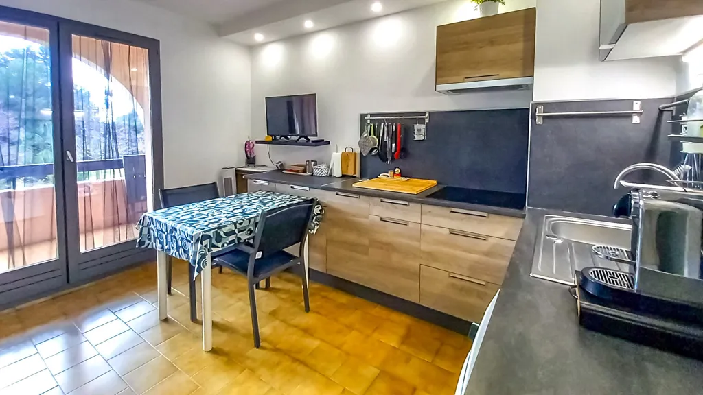 Köök - Renovated 3-Piece Apartment with Balcony in Miramar