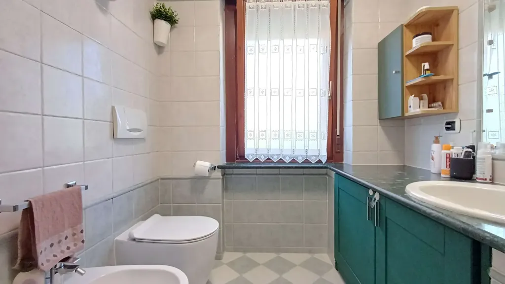 Salles de bain - Ground Floor Apartment with Private Garden in Cirie'