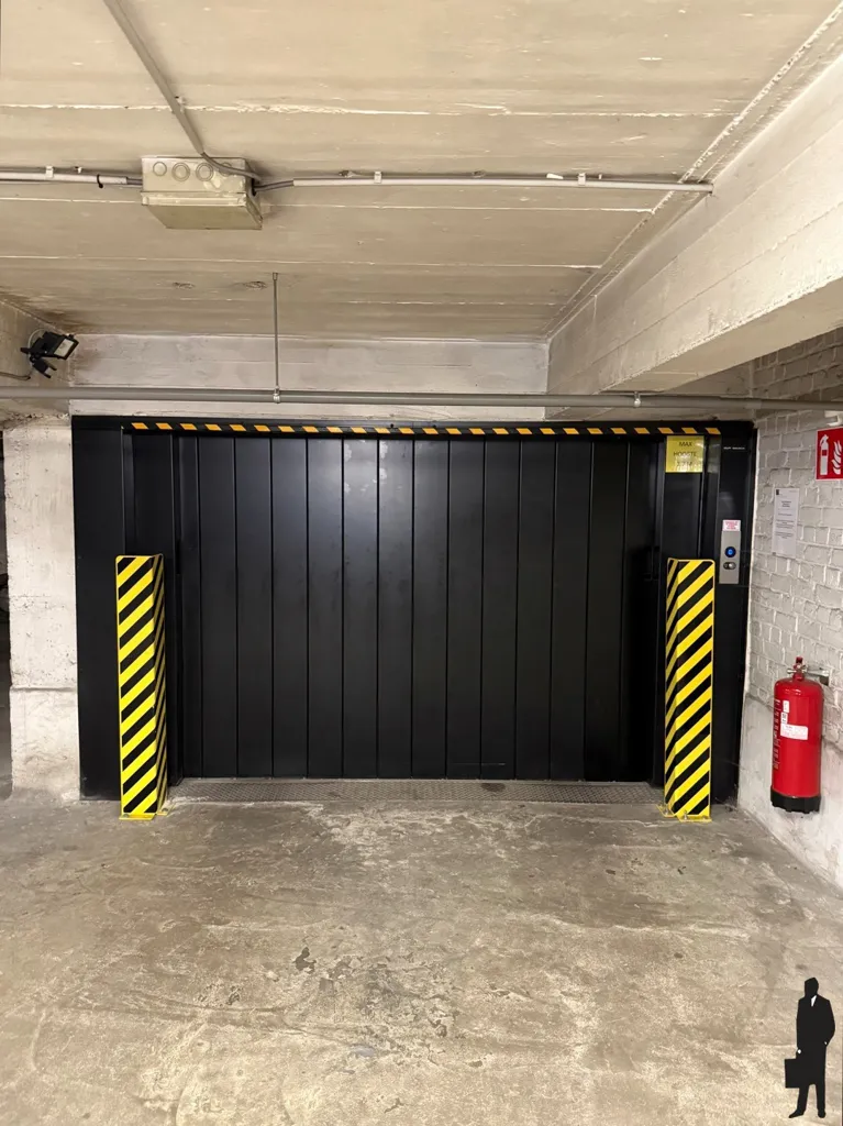 Garaaž - 15 Parking Spaces in Antwerp