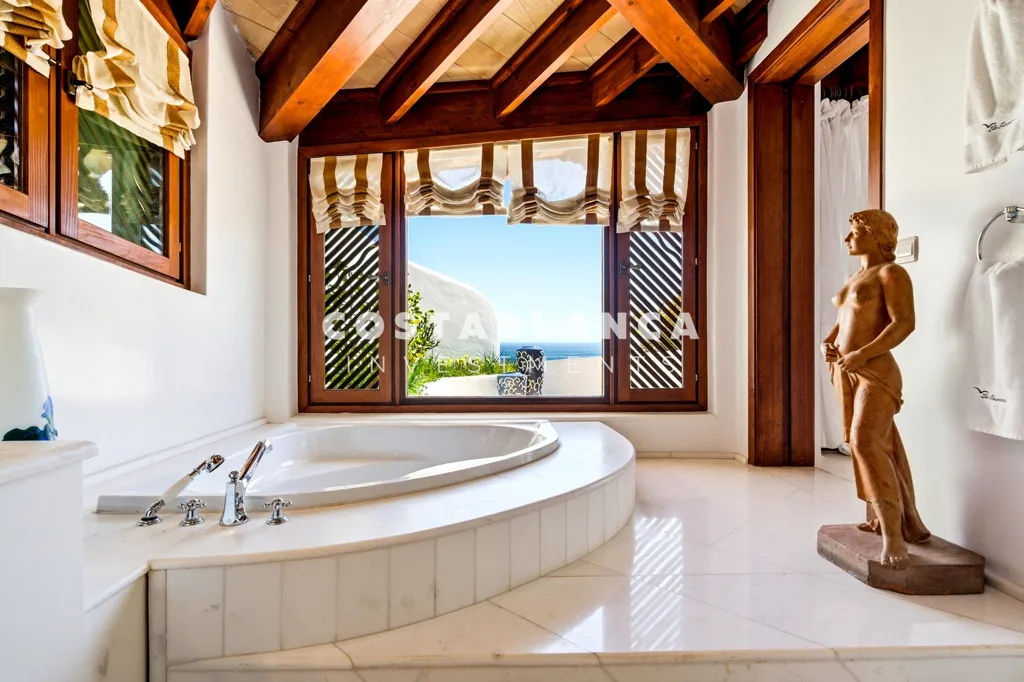 Salles de bain - First Line Villa with Sea Views in Altea Hills