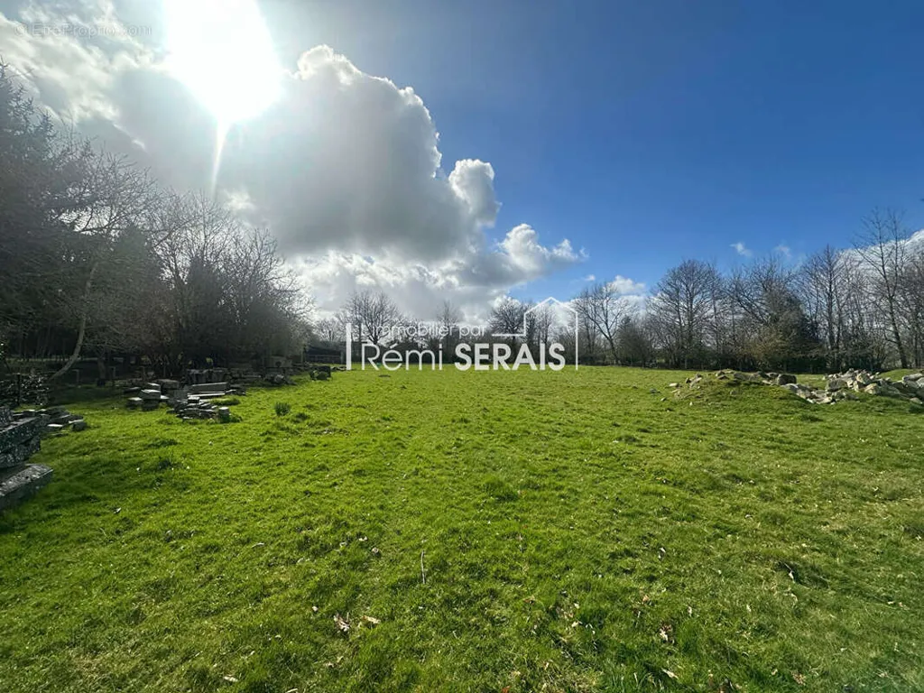 Aed - Constructible Plot with Garden in Frênes-Tinchebray