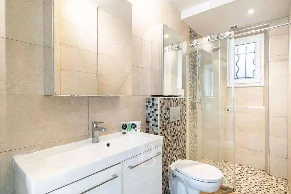 Salles de bain - Villa Luxueuse avec Piscine à Cannes