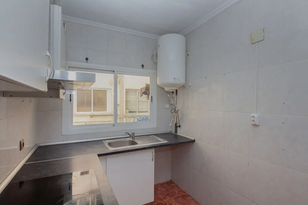 Cuisine - 3-Bed Apartment with Metro Access in Valencia