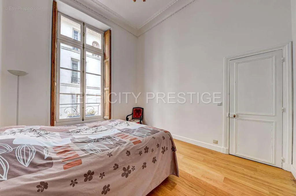 Camere da letto - 5-Piece Parisian Flat with High Ceilings