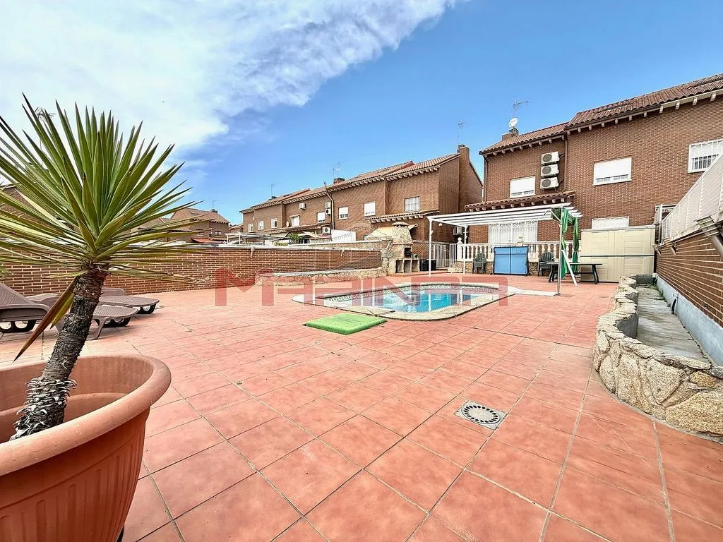 Bassein - Adosado with Pool in Valle Grande, Seseña