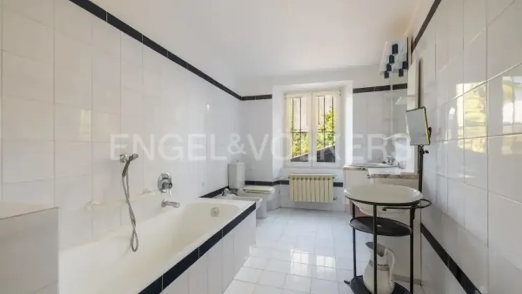Vannitoad - Historic Villa with Lake View in Bee