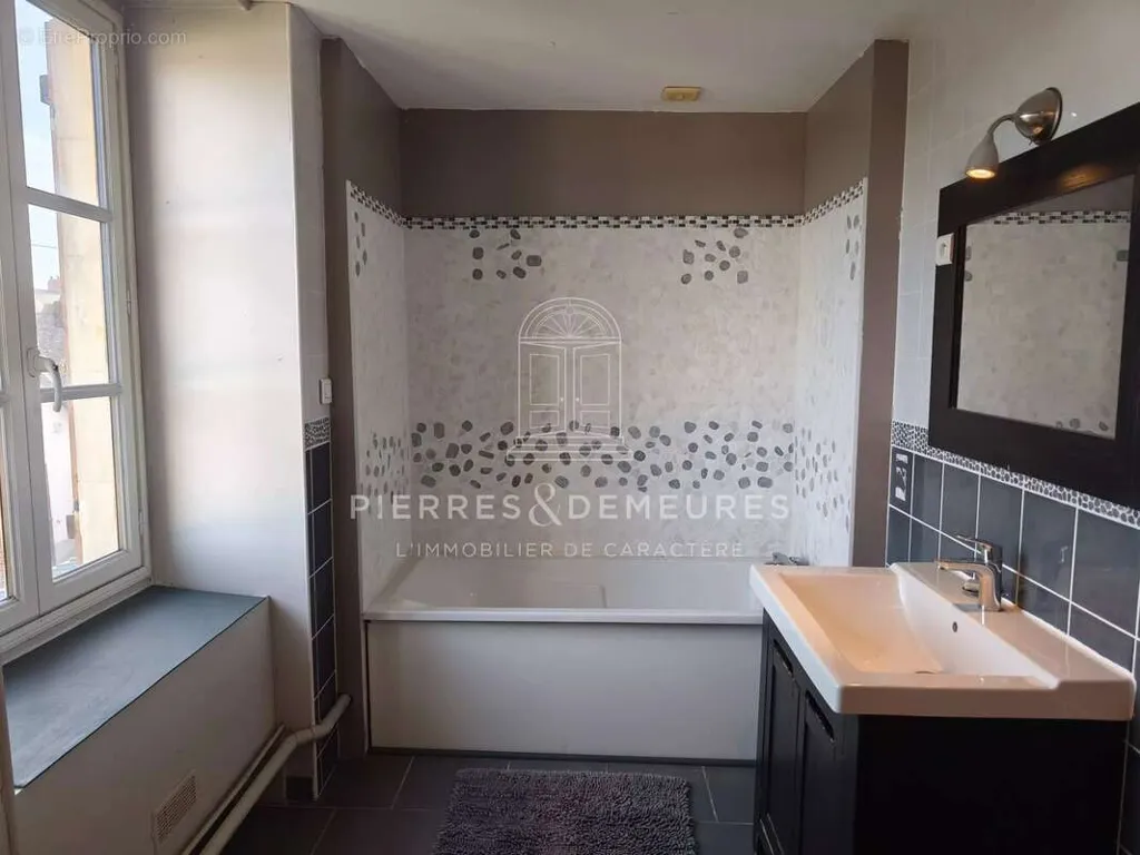 Salles de bain - Maison 8 pièces à Bengy-Sur-Craon