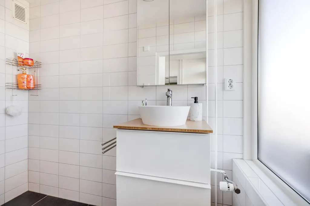 Vannitoad - Corner Flat with West Balcony in Central Location