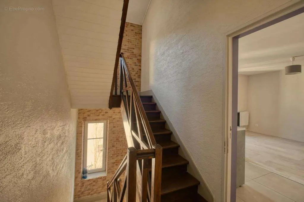 Toad - Rentable Building with 5 Leased Units in Nancy