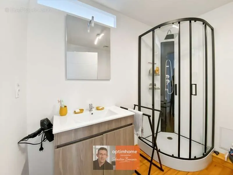 Vannitoad - Atypical Apartment with Large Volumes in Dole
