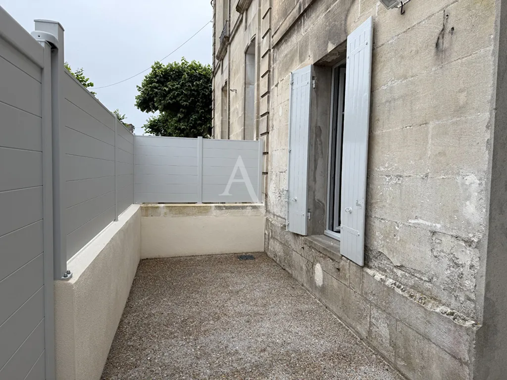 Aed - Refurbished 2-Bed Flat with Courtyard in Saintes