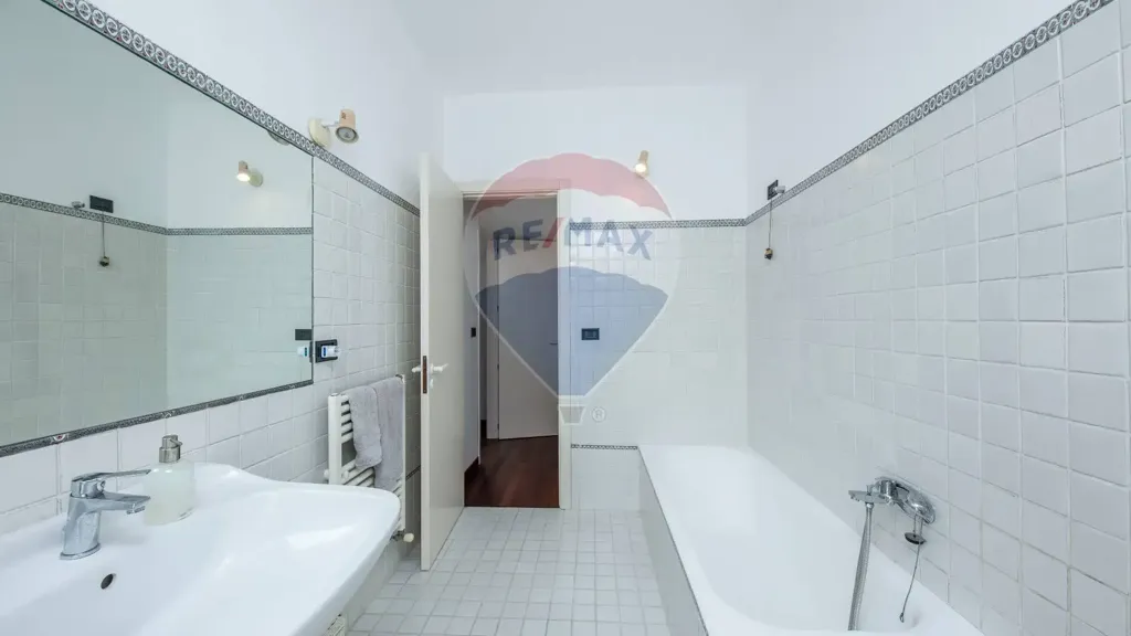 Salles de bain - Mansard Apartment in Historic Building, Enna