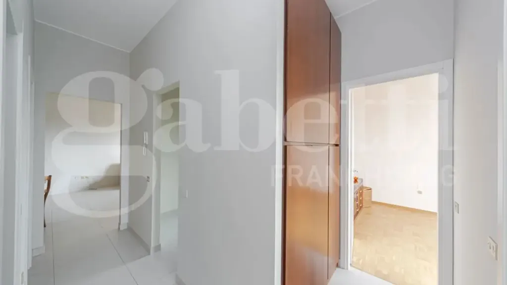 Entrée - Modernised Apartment with Balcony in Monza