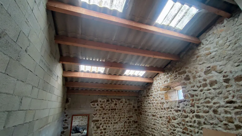Rooms - Renovable Building with Courtyard in Champis