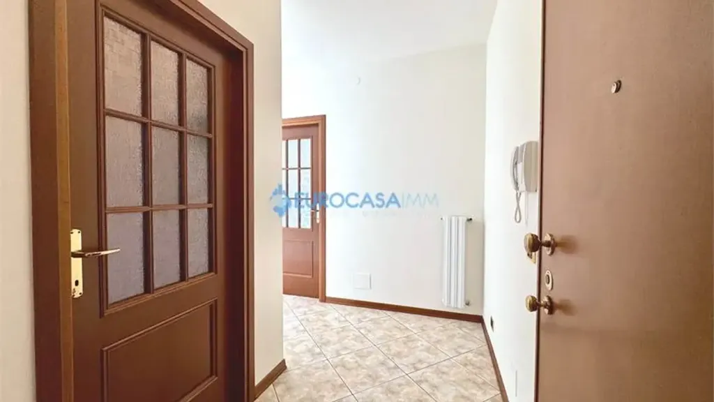 Esik - Spacious 2-Bedroom Apartment with Garage in Carpi