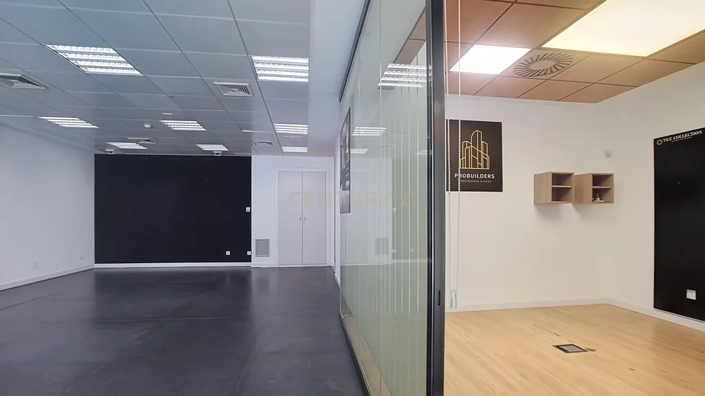 Studio - Commercial Space with High Ceilings in Avenida de Mijas