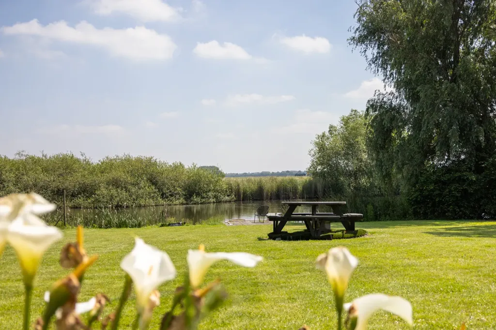 Aed - Spacious Detached House with River View in Westdorpe