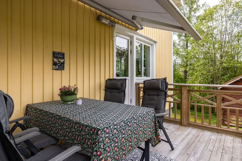 Terrasse - Historic Villa with Forest View in Västloning