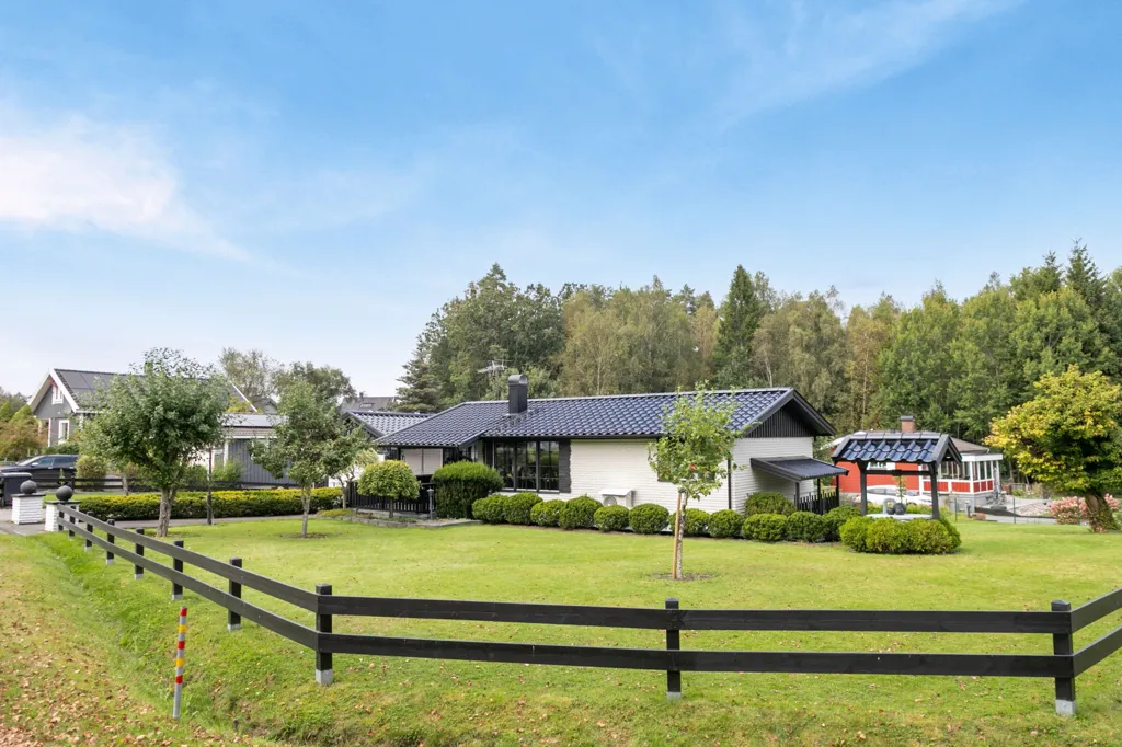 Außenansicht - Charming Villa with Lake View in Tulebo
