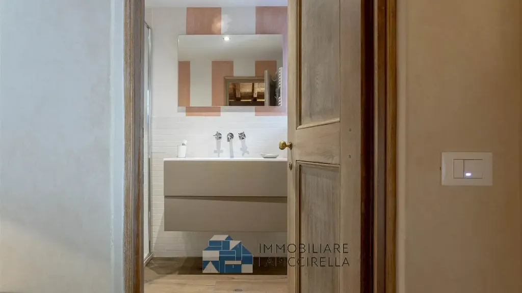 Salles de bain - Conservatively Reworked Villa with Olive Grove in Settignano