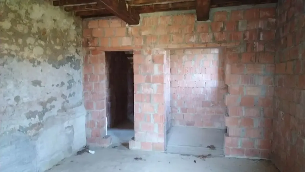 Pièces - Partially Renovated Rustico with Panoramic Views near Città della Pieve