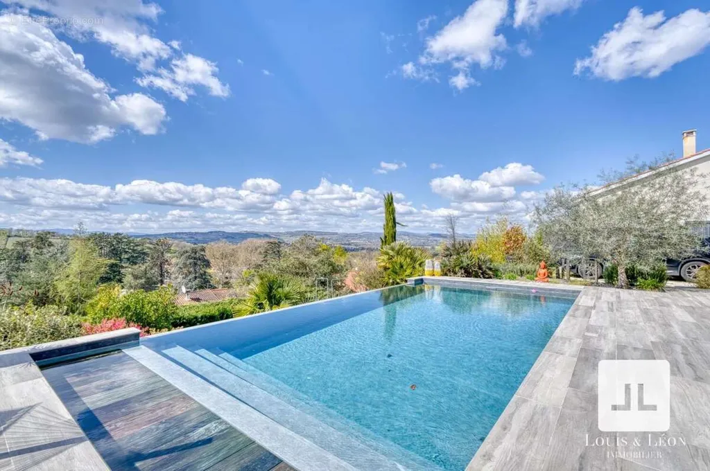 Piscine - Maison Atypique avec Piscine à Lissieu
