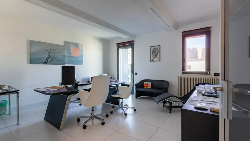Kabinet - Apartment with Long Balcony in Siena