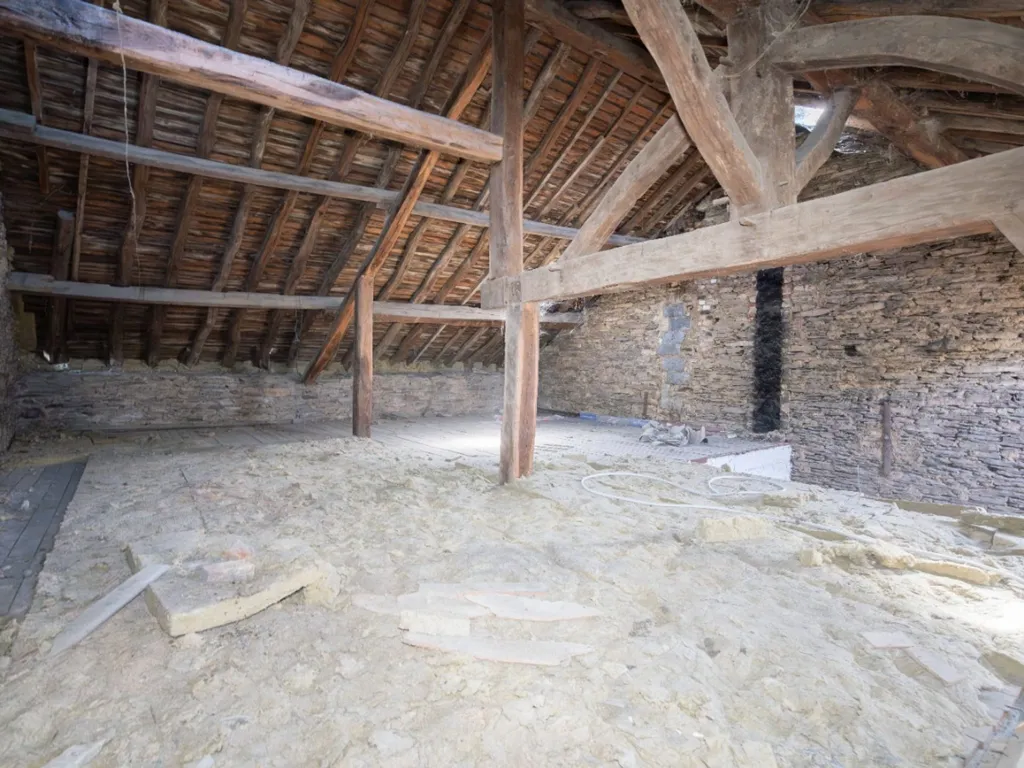Pièces - Maison Rénovée avec Terrasse au Centre de Corbion