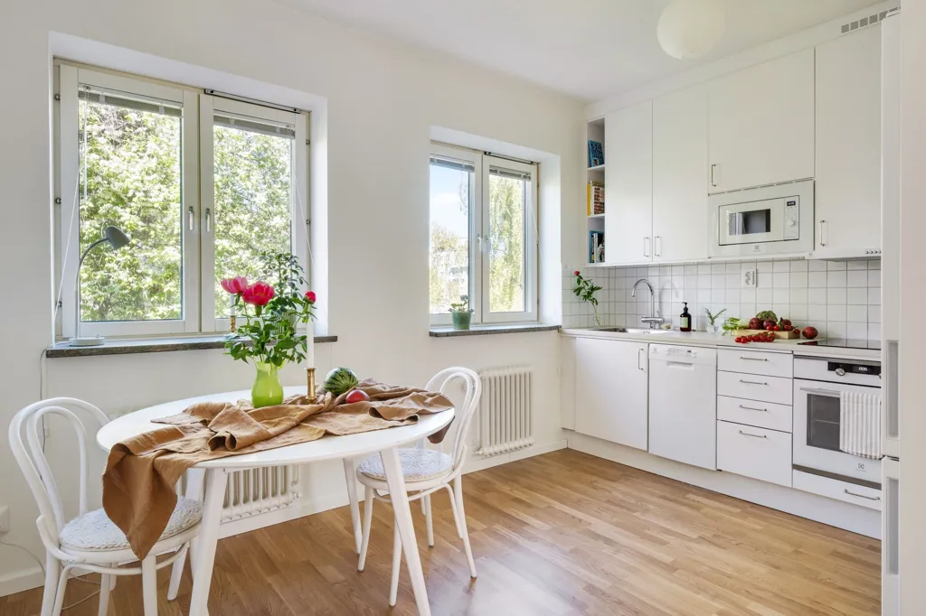 Cuisine - Bright Two-Bedroom Flat with South-Facing Balcony
