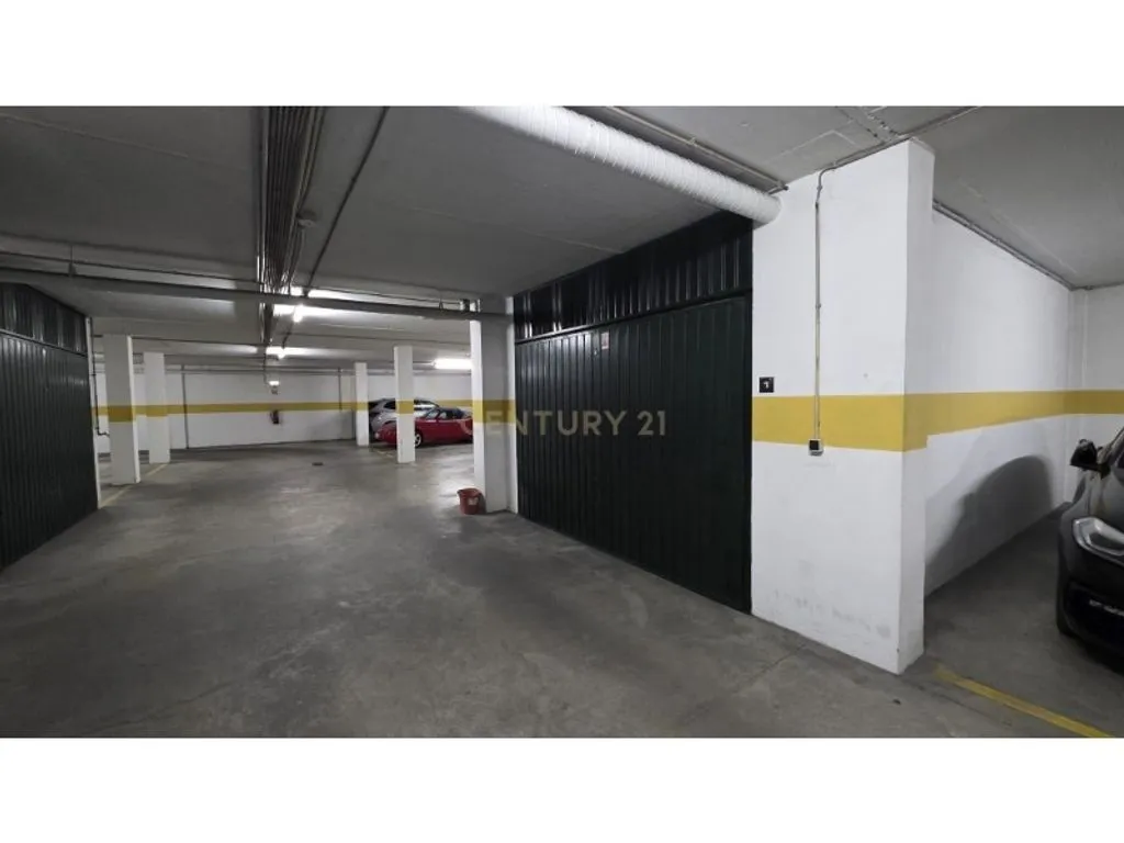 Garage - Luxury Apartment with River View in Setúbal