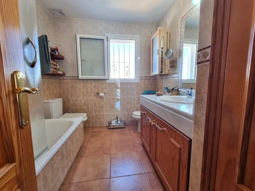 Vannitoad - Corner Luxury House with Pool Potential in San Pedro