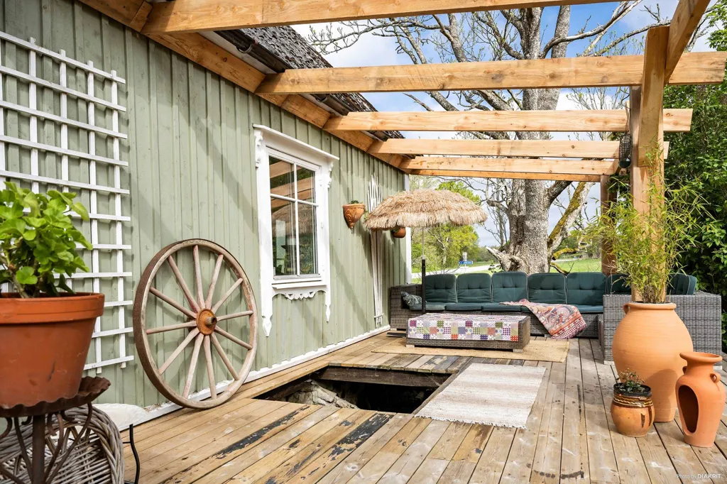 Terrass - Historic Farmhouse with Garden in Harholma