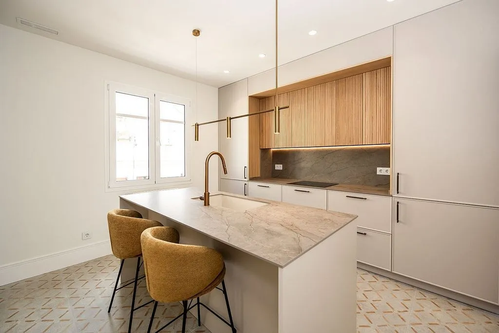 Cuisine - Modernised Apartment with Balcony in Ríos Rosas